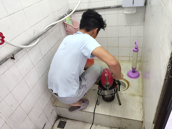 龙州管道堵塞冒臭气 专业师傅现场解决问题