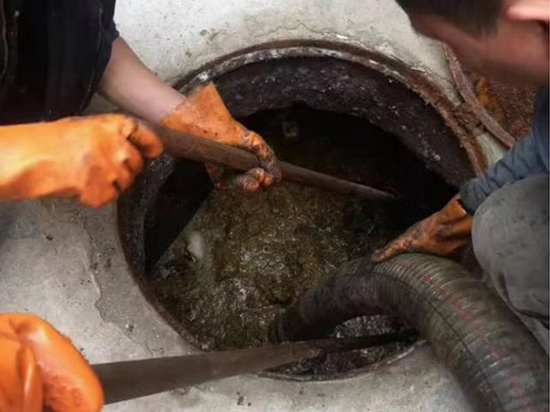 龙州清理化粪池时如何避免沼气的危害?